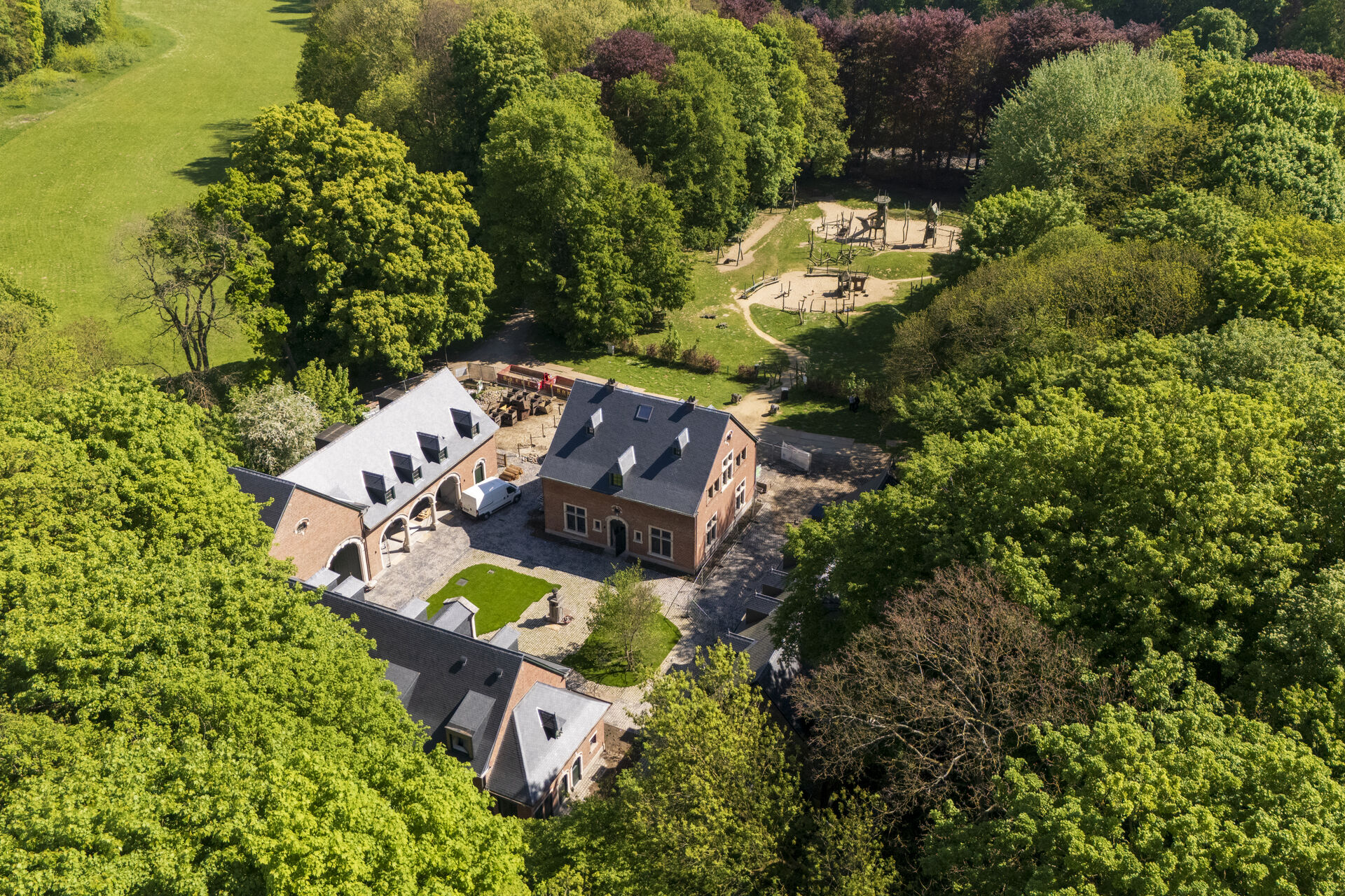 Foto 2 Dronebeeld 2 Pachthoeve met Jachtpaviljoen beeld Teherbestemmen be