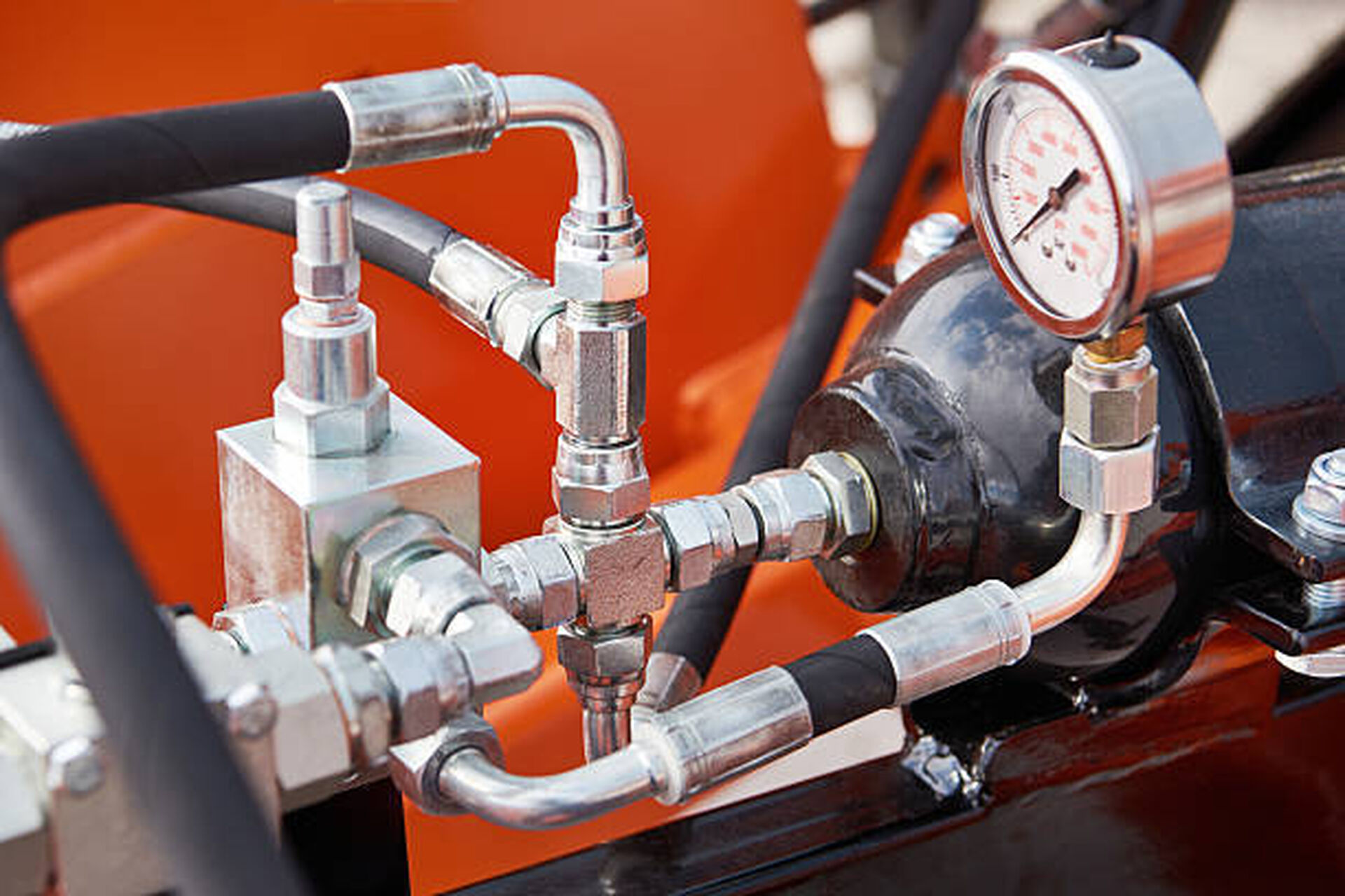 Manometer and hoses of hydraulic machine 2025 12 03 122835 lpmw