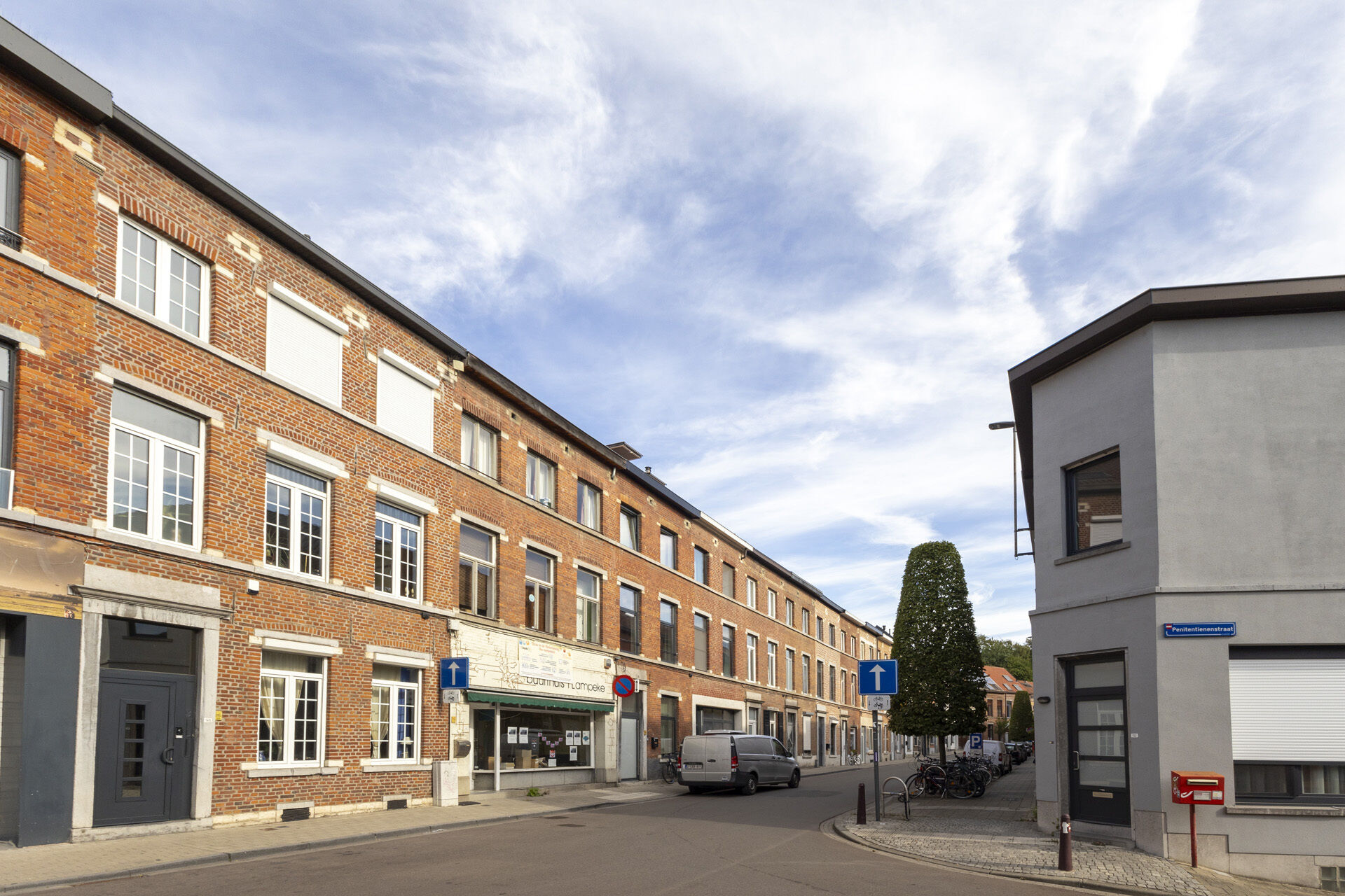 Beeld 3 beeld straatkant liggend