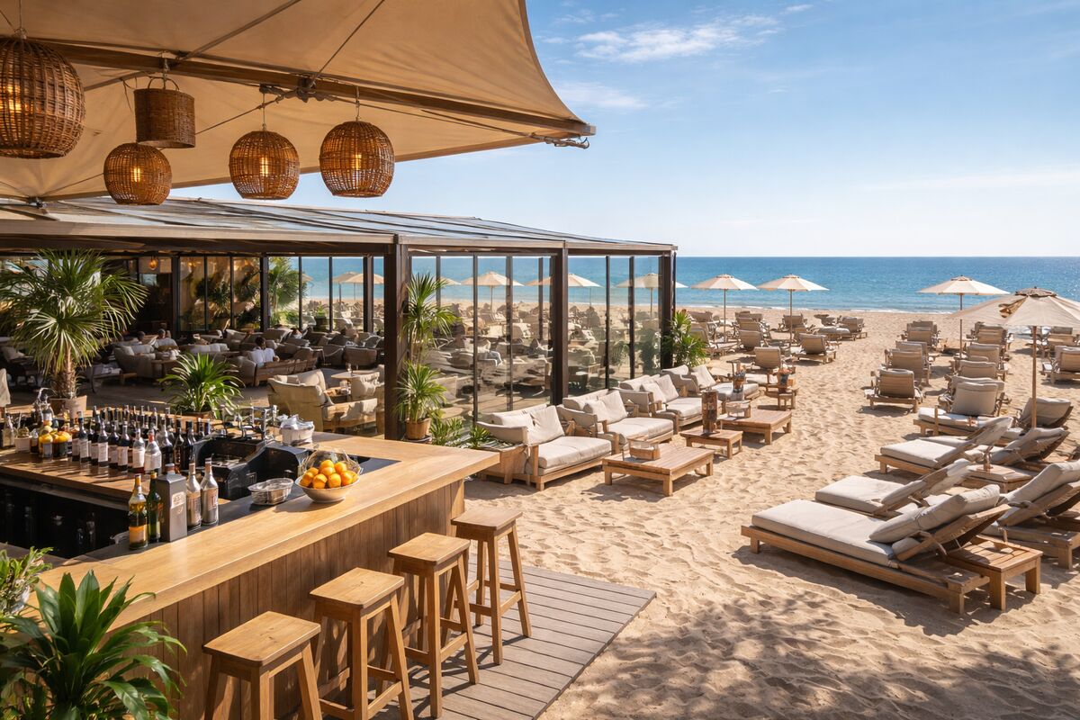 Strandbar met uitzicht op zee