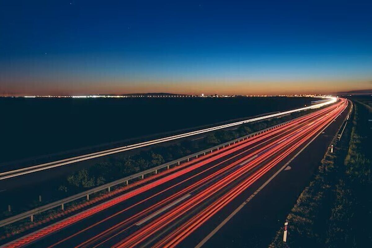 prachtig-uitzicht-op-transportlichten-op-de-weg-s-nachts_181624-54742-1_2026-02-05-083705_smav_2026-02-05-084015_blur_2026-02-05-103540_hkfq