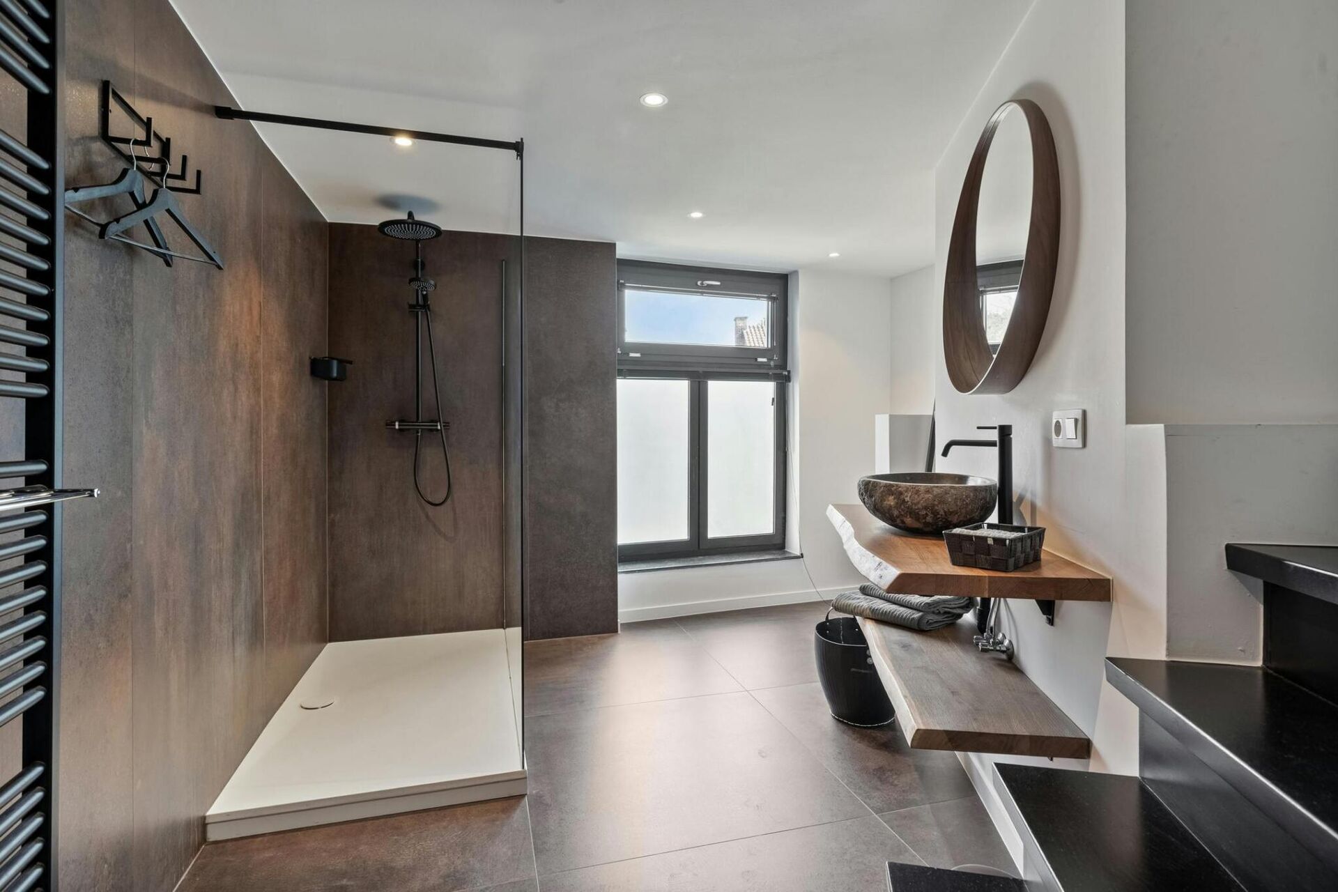 3f5c9c00-9217-4aef-a3c1-e142eea32966