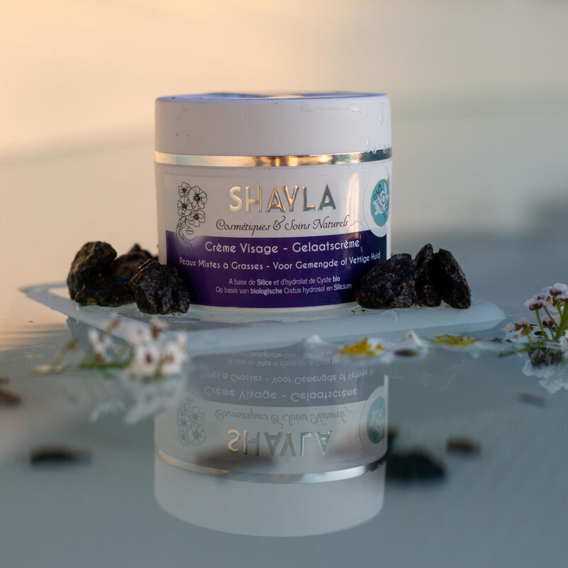 shayla-cosmetiques-naturels-routine-visage-peau-mixte-a-grasses-soins-naturels-Shayla-made-in-belgium-fabrique-en-belgique-Fondatrice-Isabella-Delle-CASTELLE-_-LABO-SHAYLA_2026-02-17-150203_rjip_2026-02-17-150843_qziy_2026-02-17-1512_2026-02-17-1_sqdh