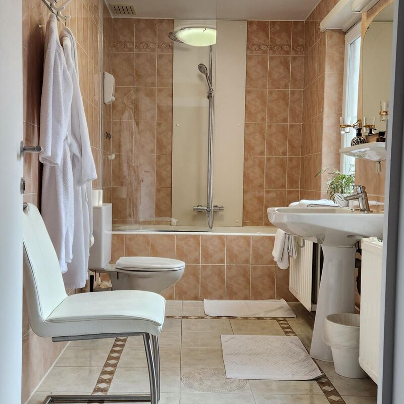 Albert 2 private bathroom (1)