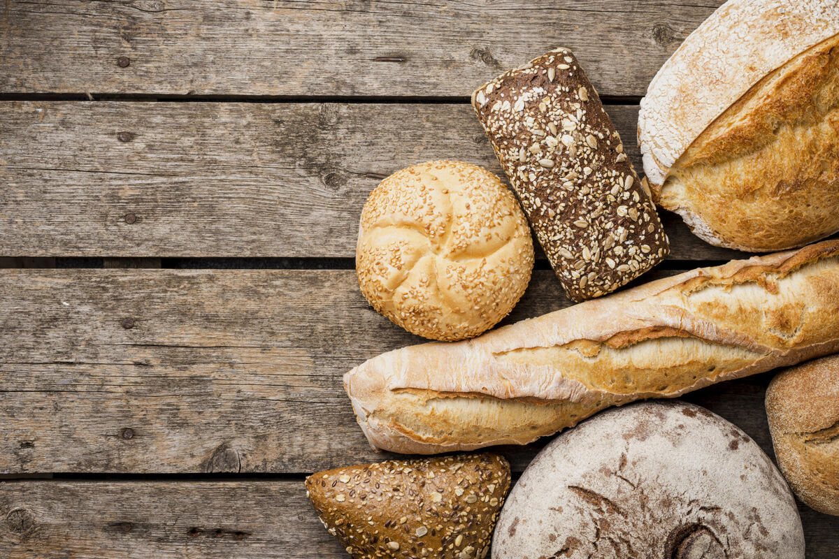 bread-buns-top-view-with-wooden-background
