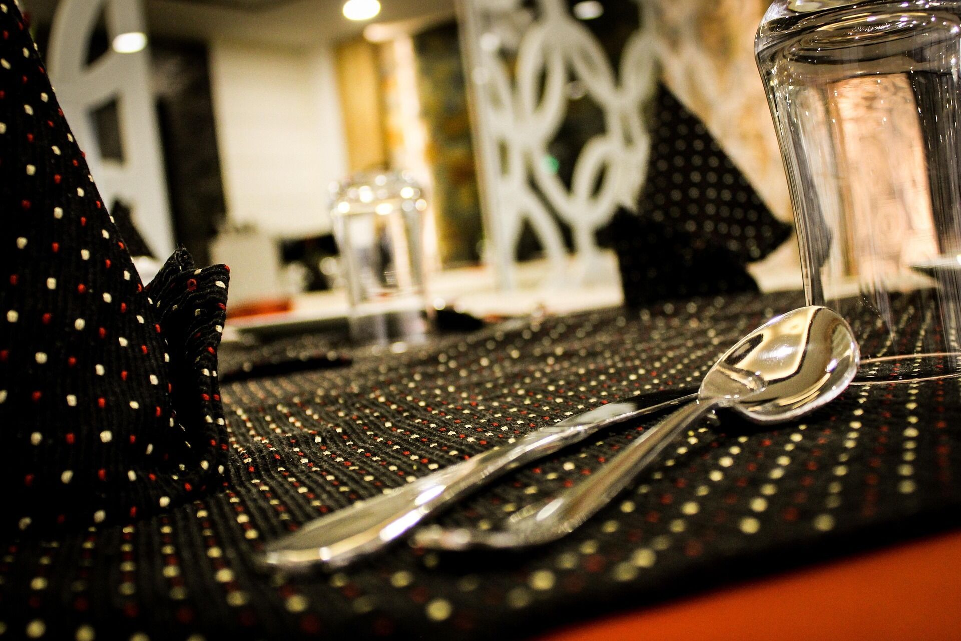 emy00900-restaurant-2715444_1920
