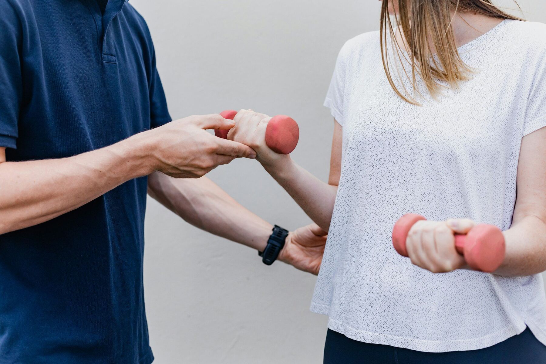 A man and a woman holding dumbs in their hands inozpsbqrqk bc90fc67e91a32800ba75cf9913c8f7b 2000