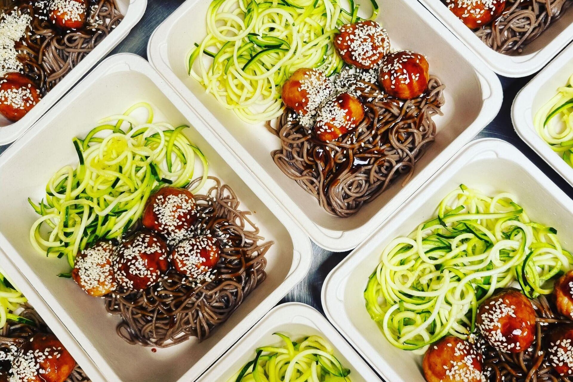 KIPPENBALLETJES COURGETTI PLAKKERIGE SAUS