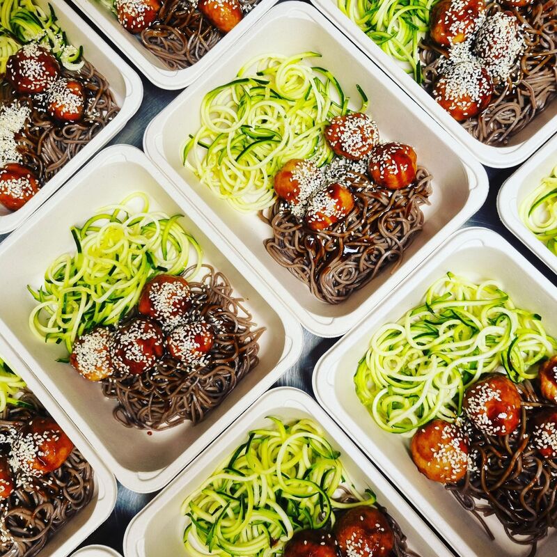 KIPPENBALLETJES COURGETTI PLAKKERIGE SAUS