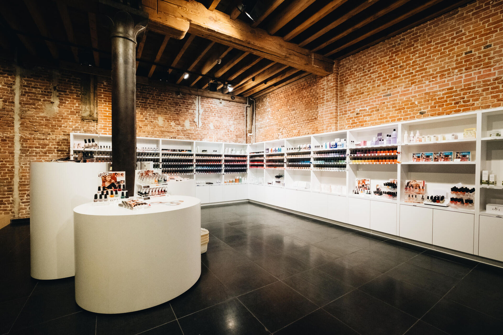 Lakstore - 0063 - XT227669 - © MORREC