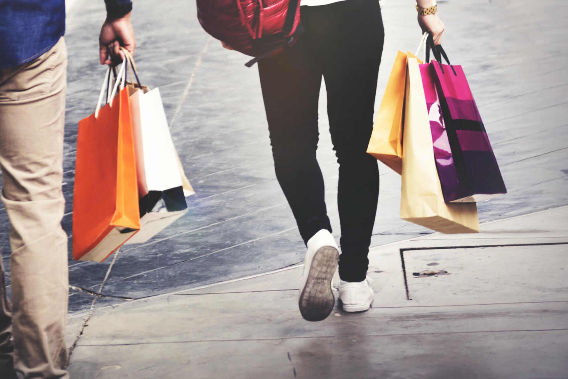 people-walking-with-shopping-bags