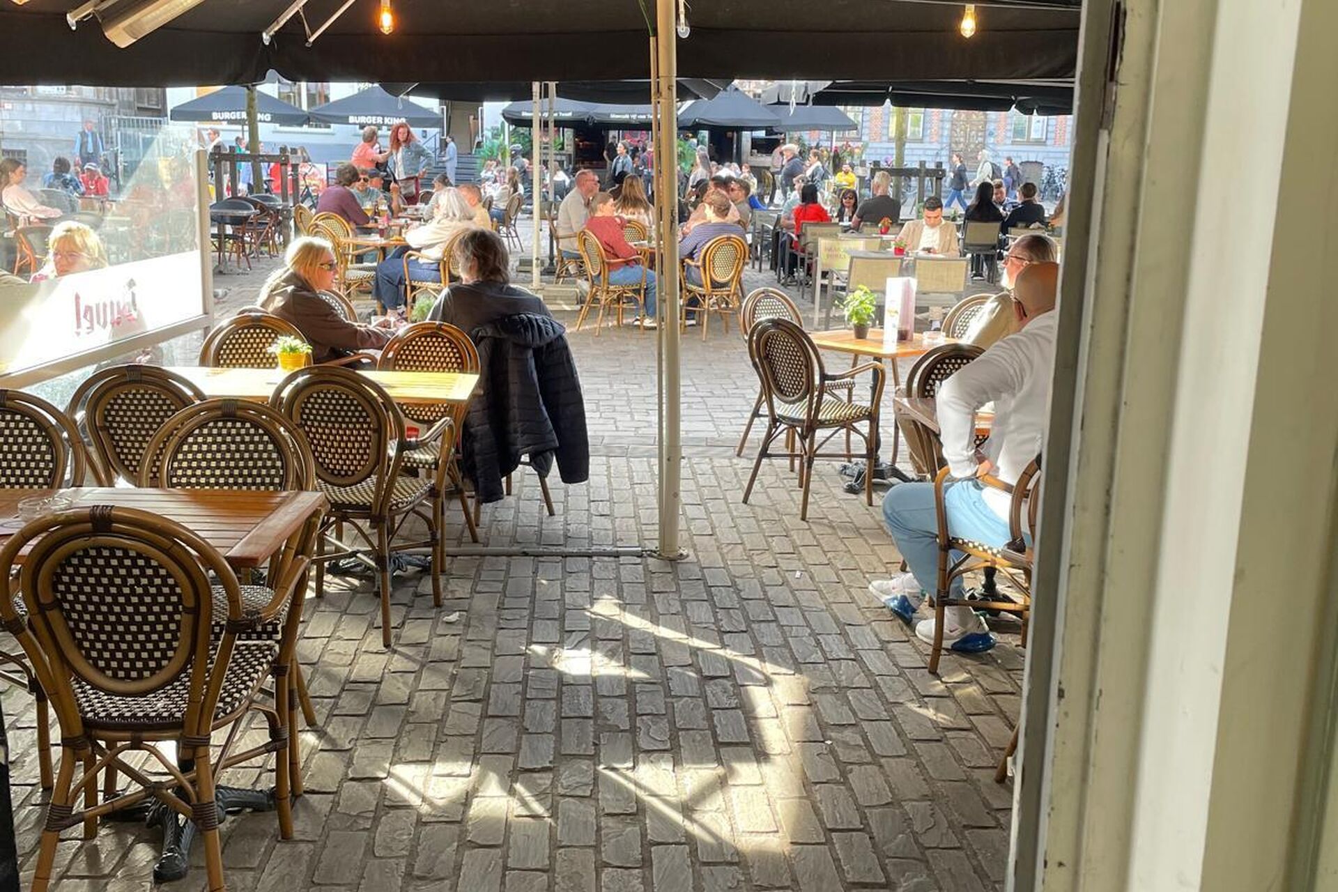 Toetswiet - terras vanaf binnen