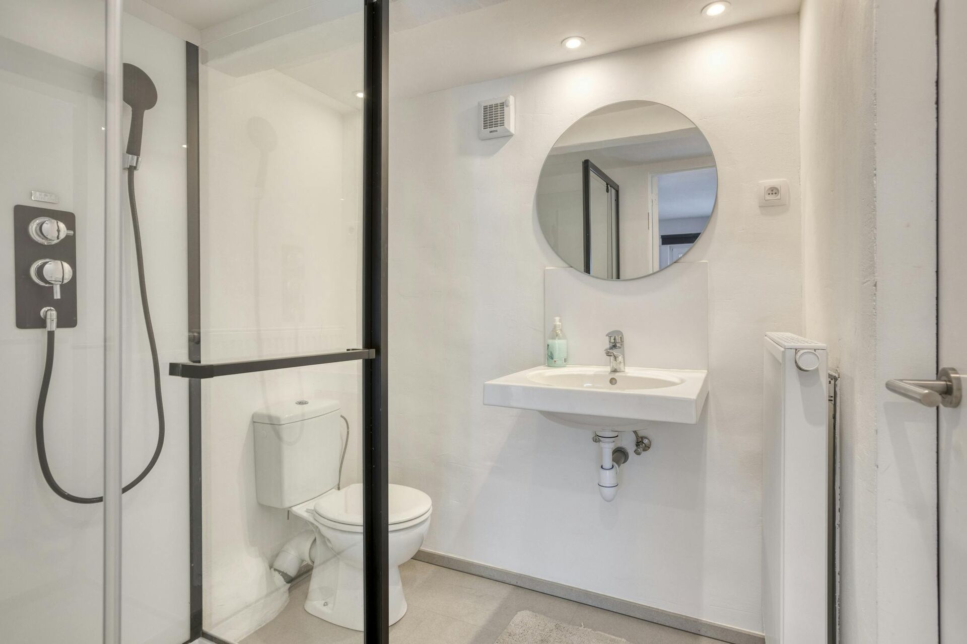 2d44640fb3fa140bed387075ac5e0408