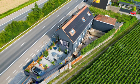 Te koop - Maarkedal - Multifunctionele eigendom met ruim woongedeelte, handelsruimte en zonneterras op toplocatie  image