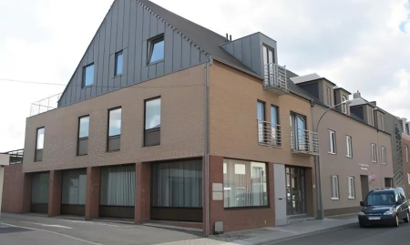 Vastgoedvennootschap met verhuurde magazijnen en opbrengsteigendom te Kortrijk