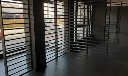 Te koop - Montenaken - Gerenoveerd handelspand met ruime woonst, terras, tuin en inpandige garage image