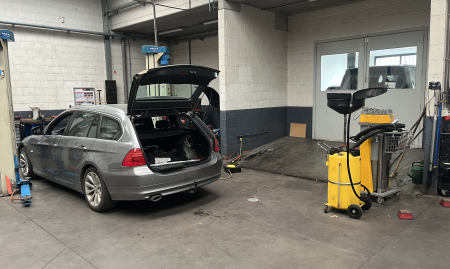 Handelsfonds – Volledig uitgeruste autogarage met showroom – Drukke ligging – Vlaams Brabant image