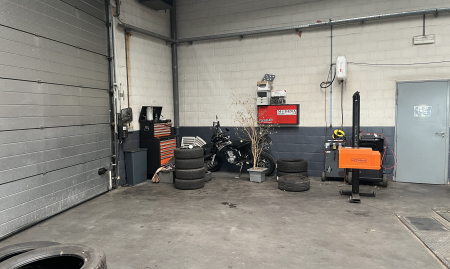 Handelsfonds – Volledig uitgeruste autogarage met showroom – Drukke ligging – Vlaams Brabant image