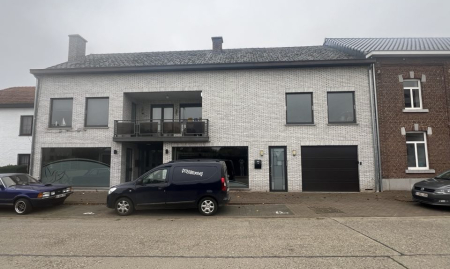 Te koop - Montenaken - Gerenoveerd handelspand met ruime woonst, terras, tuin en inpandige garage image