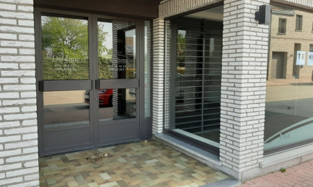 Te koop - Montenaken - Gerenoveerd handelspand met ruime woonst, terras, tuin en inpandige garage image