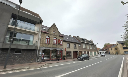 Kortemark - TE KOOP - Handelshuis met Woonst, Opslagruimte en 3 Garages