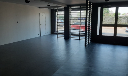 Te koop - Montenaken - Gerenoveerd handelspand met ruime woonst, terras, tuin en inpandige garage image