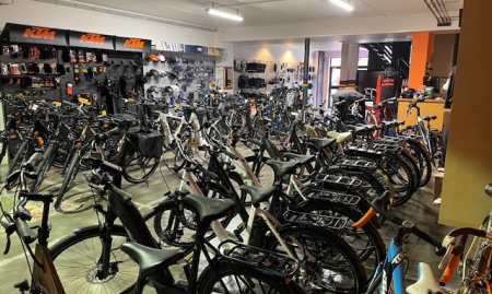 Een Fijn Fietshuis met Toekomst in West-Vlaanderen (nabij Roeselare): Te Koop wegens Pensioen! image
