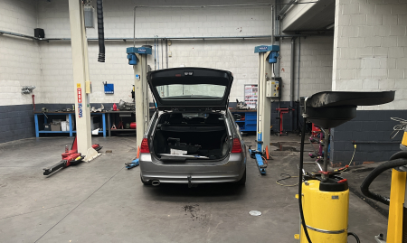 Handelsfonds – Volledig uitgeruste autogarage met showroom – Drukke ligging – Vlaams Brabant image