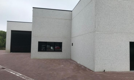 Te koop - Halen - Mooie driegevel Industriehal - 200 m2 'onmiddellijk' beschikbaar met drie parkeerplaatsen en twee extra naast het gebouw image