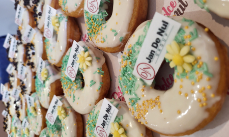 Over te nemen productie verse donuts - Lebbeke image