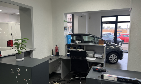 Handelsfonds – Volledig uitgeruste autogarage met showroom – Drukke ligging – Vlaams Brabant image