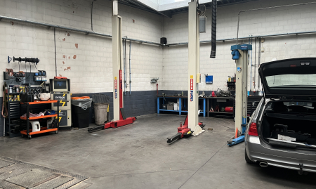 Handelsfonds – Volledig uitgeruste autogarage met showroom – Drukke ligging – Vlaams Brabant image