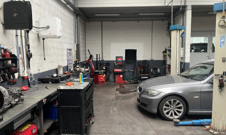 Handelsfonds – Volledig uitgeruste autogarage met showroom – Drukke ligging – Vlaams Brabant image