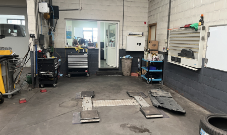 Handelsfonds – Volledig uitgeruste autogarage met showroom – Drukke ligging – Vlaams Brabant image