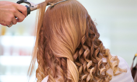 Een vermaarde zaak biedt drie diensten: kapsalon, esthetisch instituut en nagelsalon, In het hart van Europese gemeenschappen (1040 Brussel) image