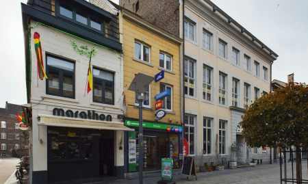 Goed draaiende dagbladhandel op de winkelstraat van Maaseik te koop image