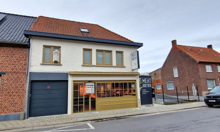 Recent vernieuwde beenhouwerij met appartement, te koop in Beveren-Leie.