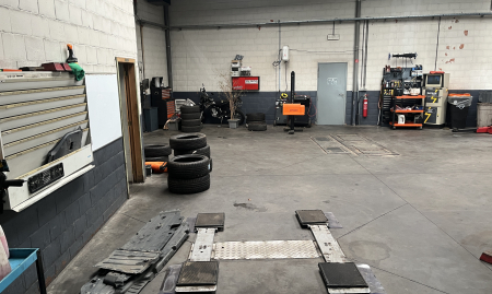 Handelsfonds – Volledig uitgeruste autogarage met showroom – Drukke ligging – Vlaams Brabant image