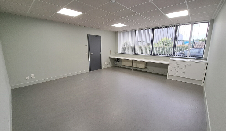 Brugge - TE HUUR - Instapklare Kantoorruimte ( 27m² ) met Parkeerplaats - Ref. 05/90979 image