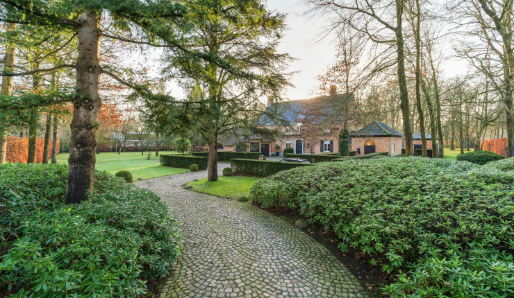 Patrimoniumvennootschap met villa en percelen te Schilde image