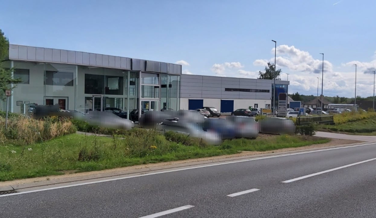 Toonzaal met Werkplaats te huur in Vlaams-Brabant - Op drukke steenweg  +/- 500m²  met diverse mogelijkheden. image