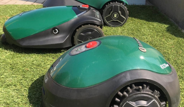 Goeddraaiende zaak in grasrobots over te nemen. Grens West- & Oost-Vlaanderen
