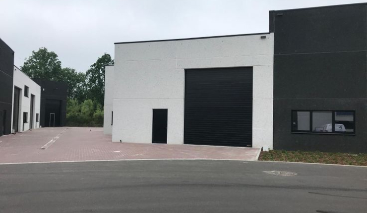 Te koop - Halen - Mooie driegevel Industriehal - 200 m2 'onmiddellijk' beschikbaar met drie parkeerplaatsen en twee extra naast het gebouw