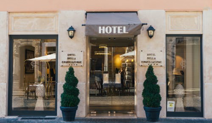 Uitstekend gelegen hotel +40 kamers met ruime brasserie, privéwoonst en privatieve parking