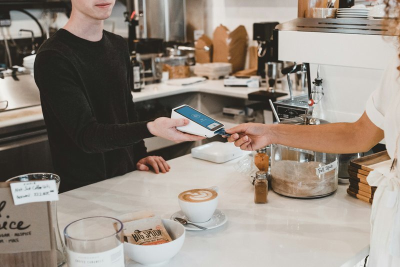 man-paying-using-credit-card-onm9nktflfa_22a690dbd4534f9d9704afccdcab5773_800