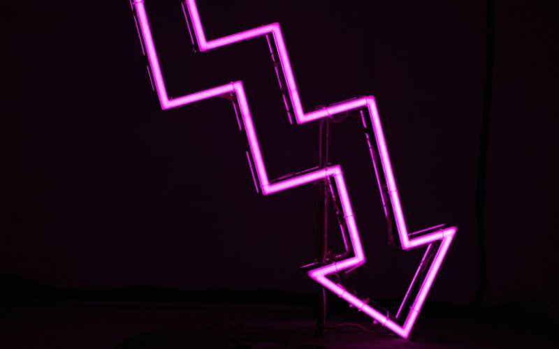 pink-arrow-neon-sign-26h317-umym_fa722f036477e2c6d89e5af787936d71_800
